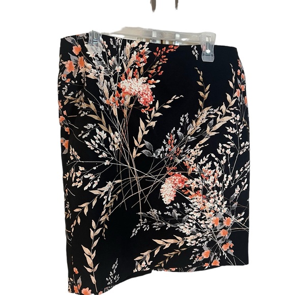 A Talbots floral skirt in size 16 - Picture 2 of 6